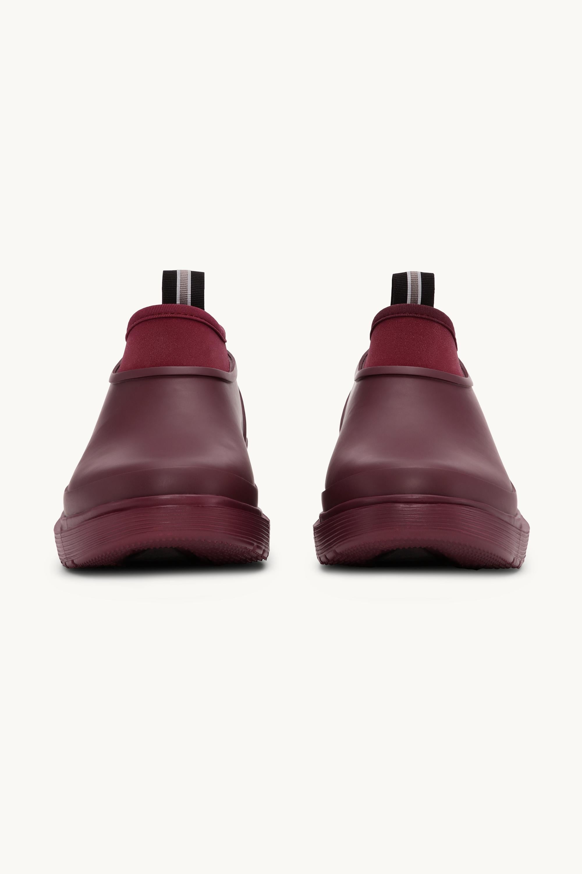 Zuecos de Lluvia Soft-Top - Maroon Banner